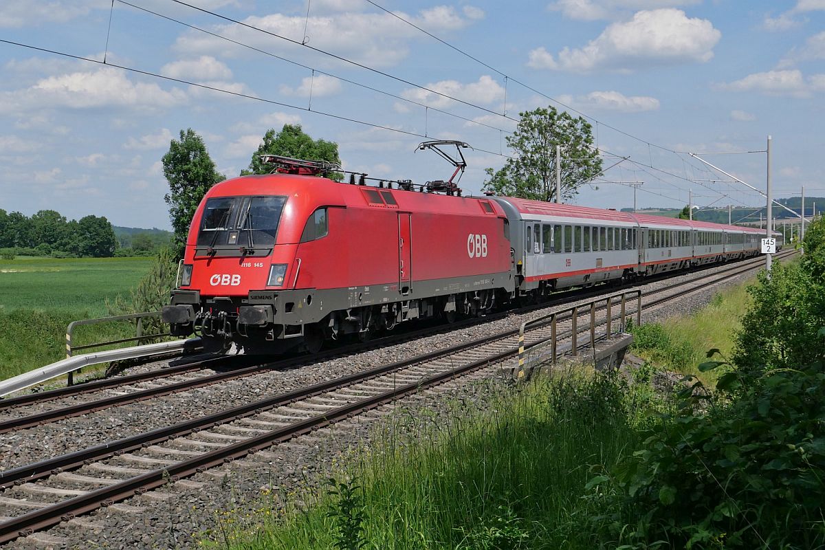 1116 145 mit den Wagen des IC 119  BODENSEE , Dortmund - Innsbruck, am 02.06.2023 bei Winterstettenstadt