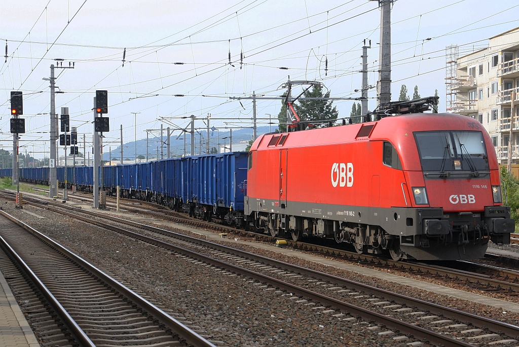 1116 146-2 fährt am 28.August 2019 mit dem LGAG 57092 (VOEST Alpine Linz - Hohenau) aus dem Bahnhof Jedlersdorf.


