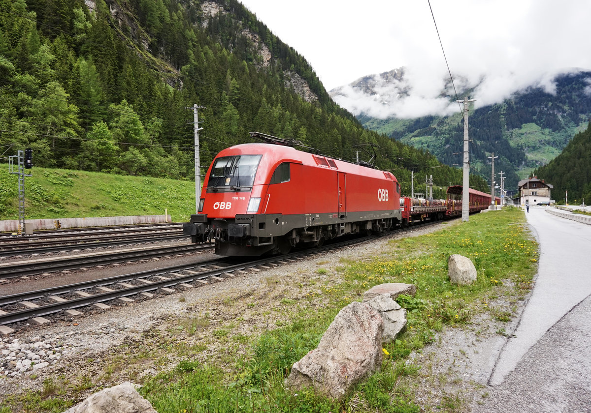 1116 146-2 verlässt mit der ASTB 9613 nach Mallnitz-Obervellach, den Bahnhof Böckstein.
Aufgenommen am 5.6.2016