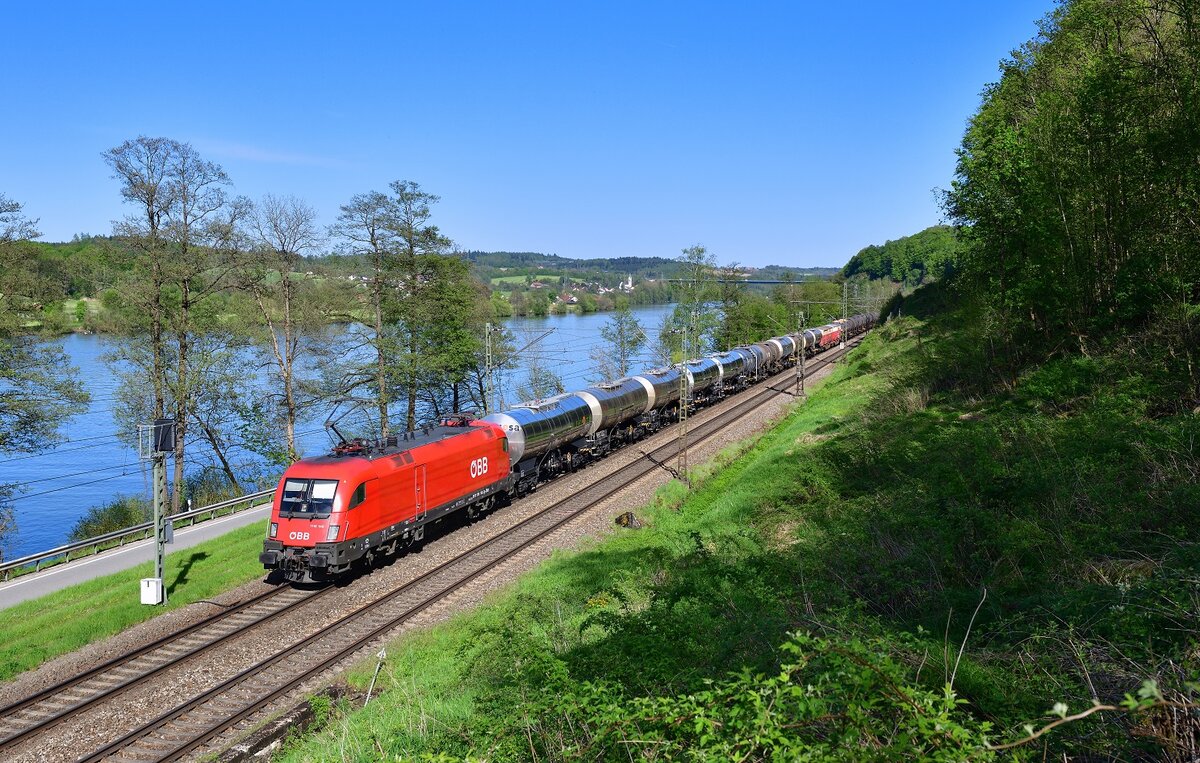 1116 146 mit einem Güterzug am 10.05.2021 bei Seestetten.