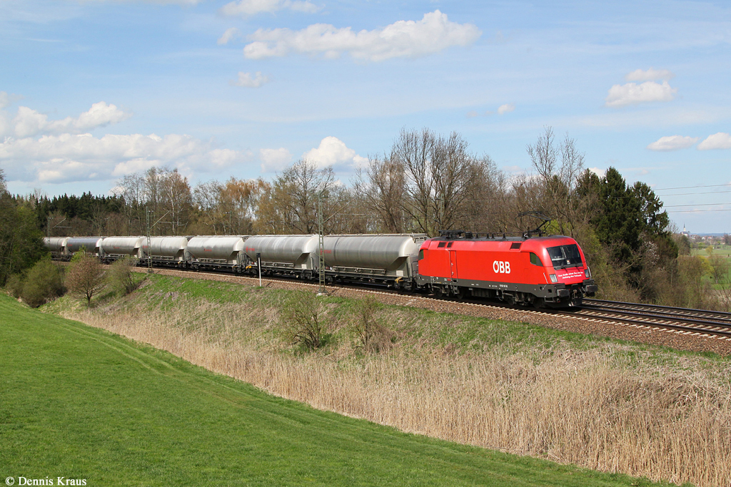 1116 147 mit Güterzug am 19.04.2012 bei Großkarolinenfeld.