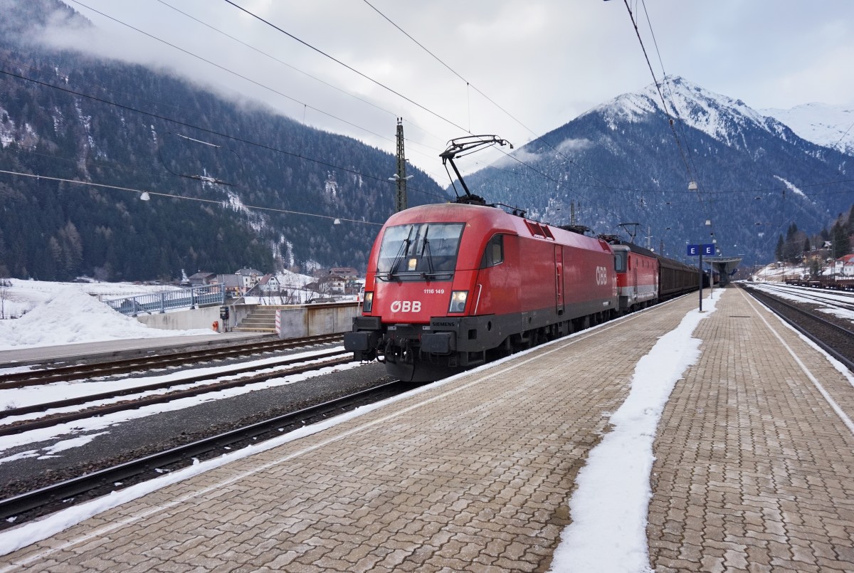1116 149 + 1144 084-1 mit einem Güterzug, unterwegs in Richtung Villach.
Aufgenommen am 12.2.2016 bei der Durchfahrt in Mallnitz-Obervellach.