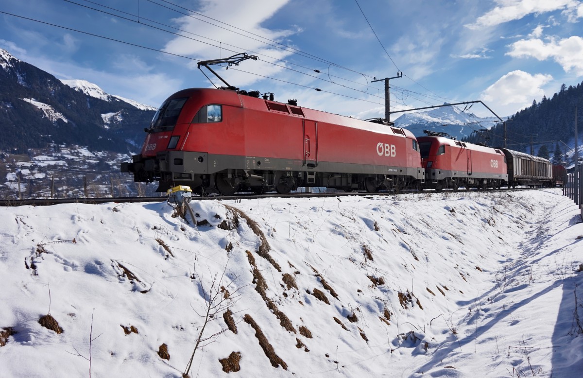 1116 1496 + 1116 1165 mit einem Güterzug, auf der Fahrt in Richtung