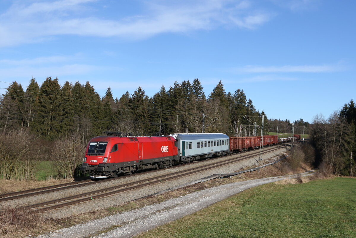 1116 149 mit einem kurzen gemischten Güterzug aus Salzburg kommend am 16. Januar 2023 bei Sossau.