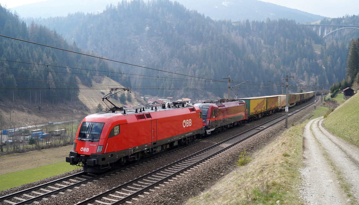 1116 150 und die bereits im Railjet-Design gestaltete 1216 018 schleppen einen Nothegger-KLV bei St. Jodok am Brenner den Berg hinauf, 13.04.2019.