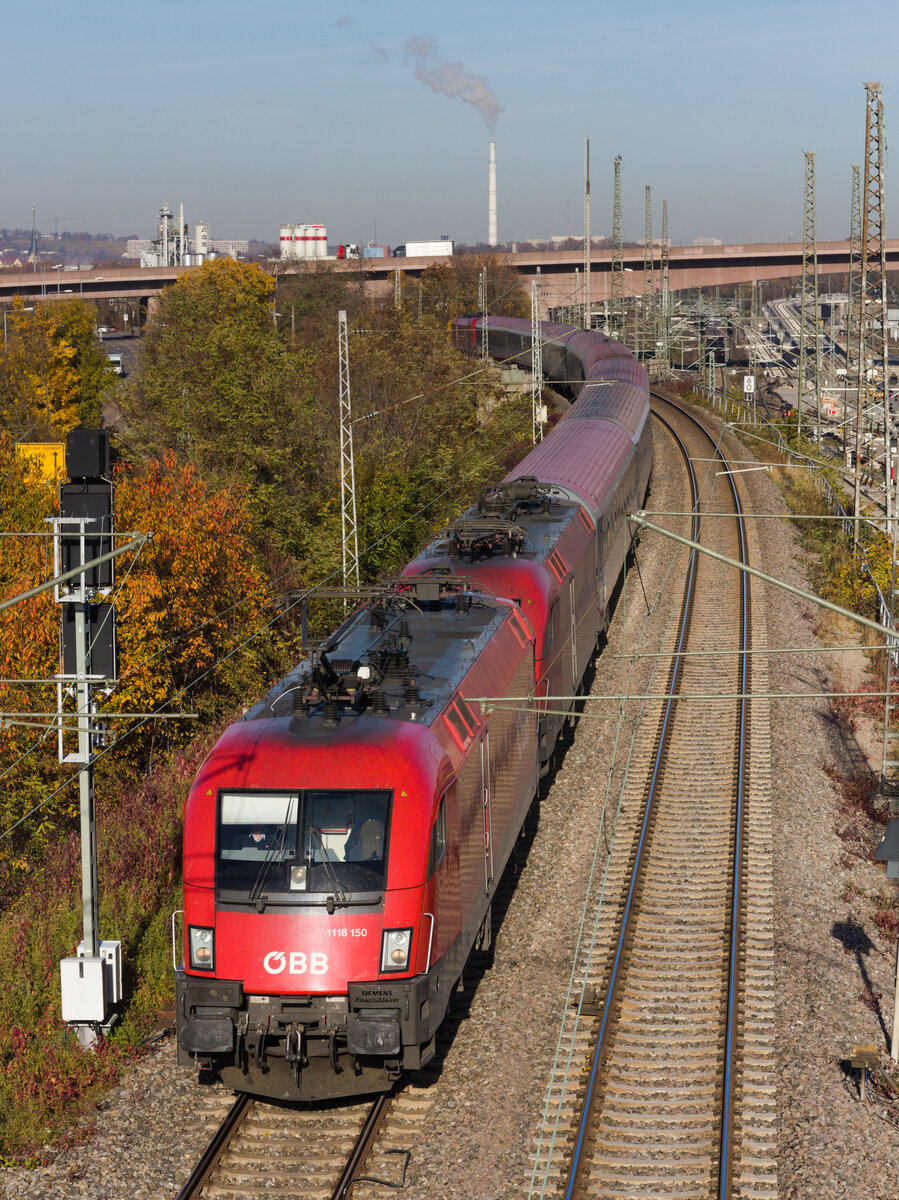 1116 150 mit EC113 Frankfurt-Klagenfurt am 09.11.2021 am Eszetsteg in Stuttgart. Hinter der Zuglok wurde eine weitere kalt mitgeschleppt und wie üblich wurde die Fuhre hinten nachgeschoben. . 