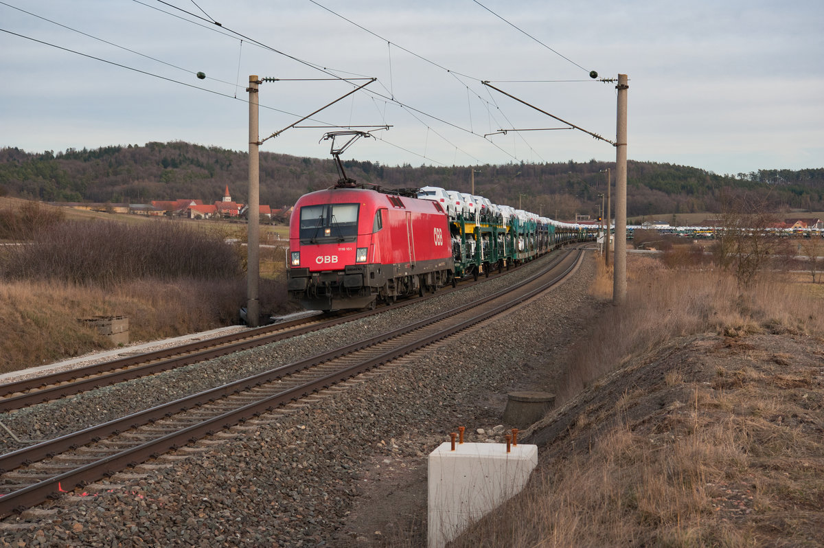 1116 151 mit einem Autotransportzug bei Mitteldachstetten Richtung Würzburg, 23.02.2019
