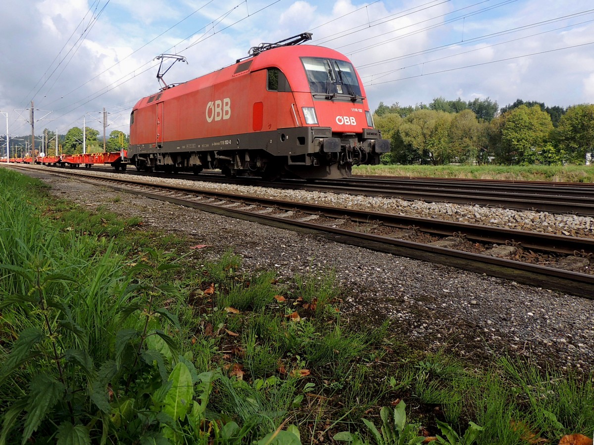 1116 152-0 mit Containertragwagen-Leerzug bei Redl-Zipf in Richtung Linz; 150908