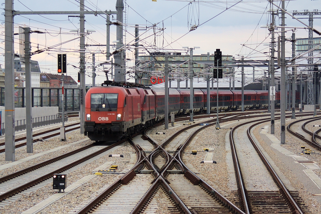 1116 152 als Railjetvorspann am 14.April 2015 in Wien Hbf., aufgenommen vom letzten Fahrzeug des SR 14586.