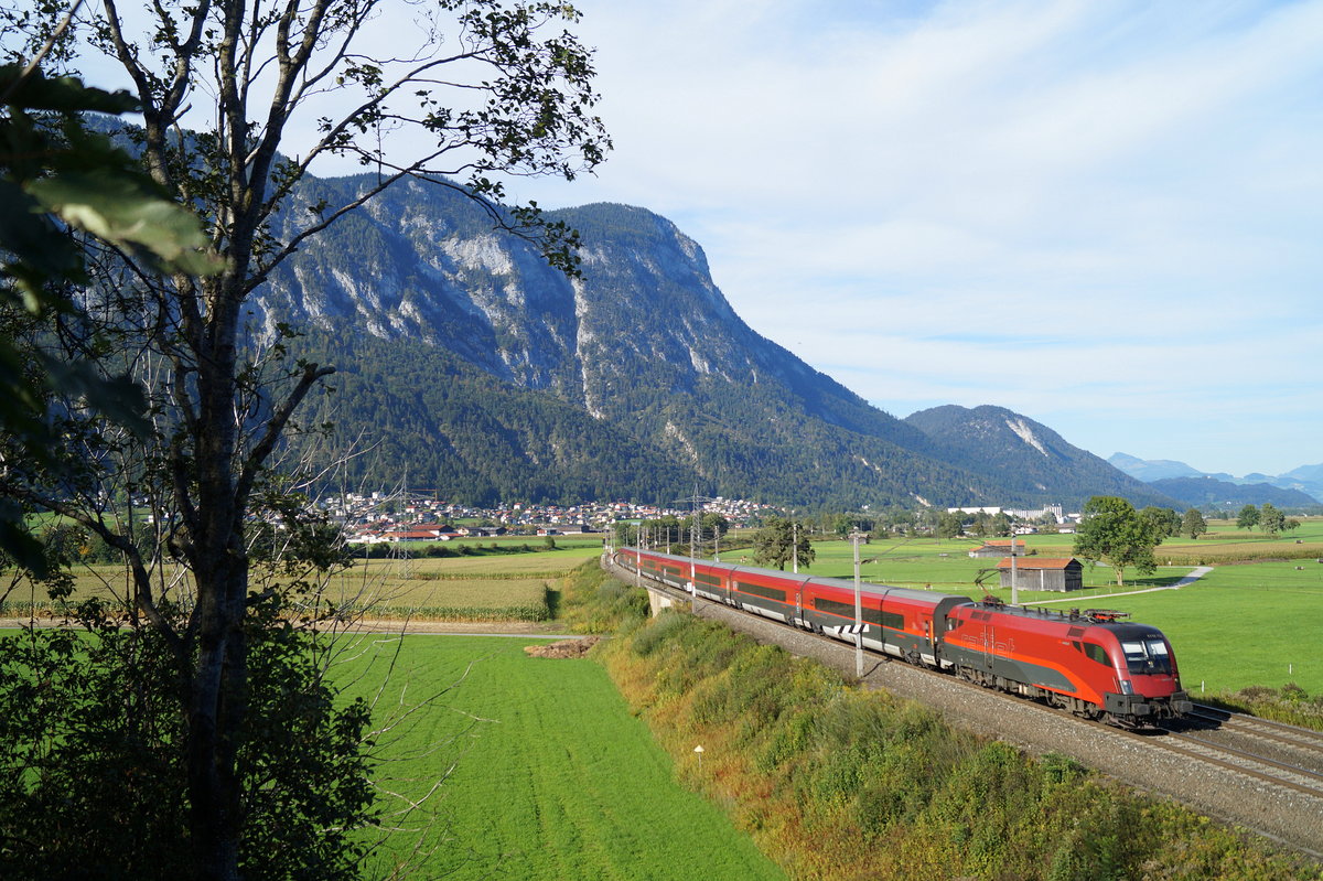1116 152 mit dem RJX 862 (Flughafen Wien - Bregenz) bei Langkampfen, 29.09.2019.