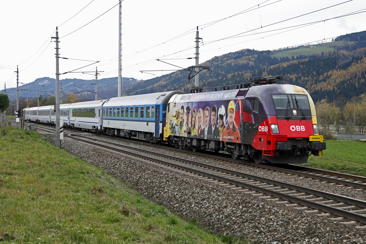 1116 153 mit EC102 bei Niklasdorf am 11.11.2013.