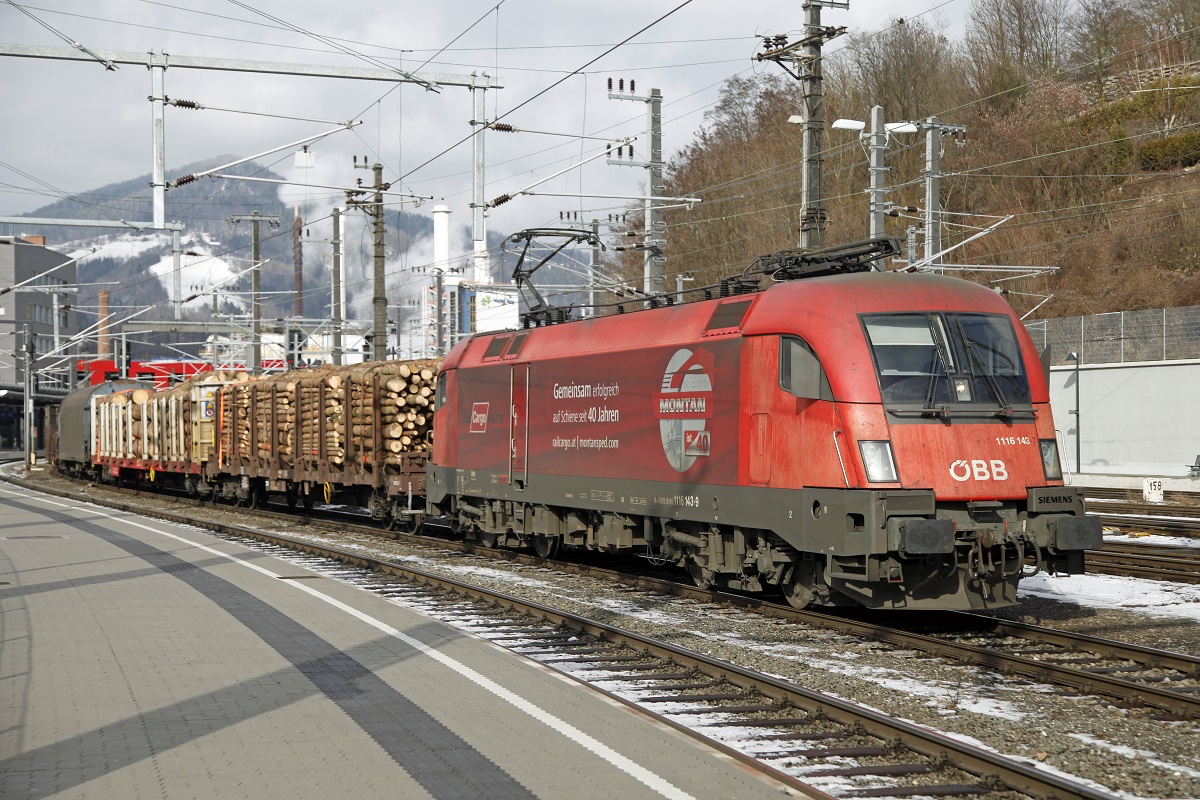 1116 153 (Montan) mit Güterzug am 1.02.2014 in Bruck/Mur.