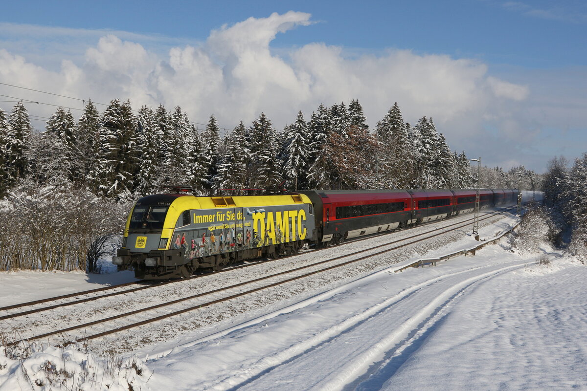 1116 153  ÖAMTC  aus Salzburg kommend am 12. Dezember 2022 bei Grabenstätt im Chiemgau.