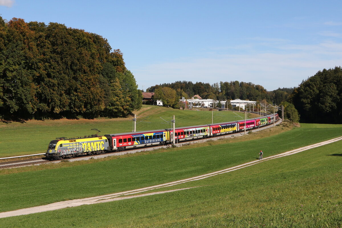 1116 153  ÖAMTC  mit einem  Railjet  aus Salzburg kommend am 21. Oktober 2023 bei Axdorf.