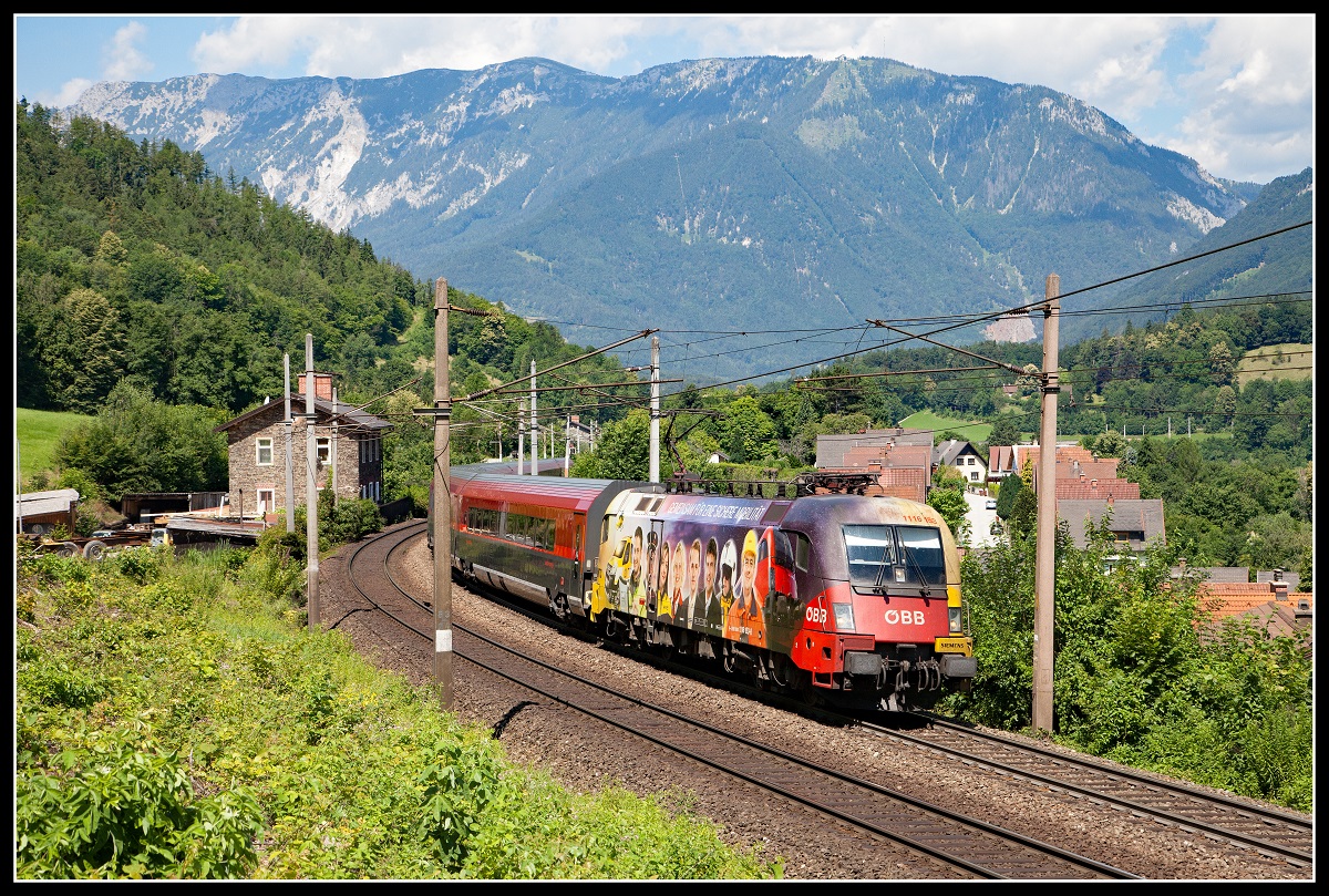 1116 153 ÖAMTC mit Railjet bei Payerbach am 21.06.2018.