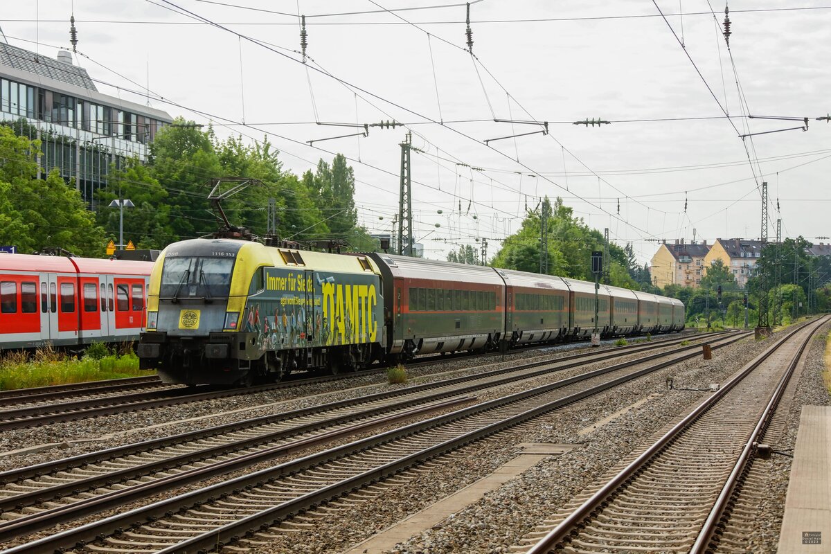 1116 153 ÖAMTC mit Railjet in München-Heimeranplatz, Juni 2023.