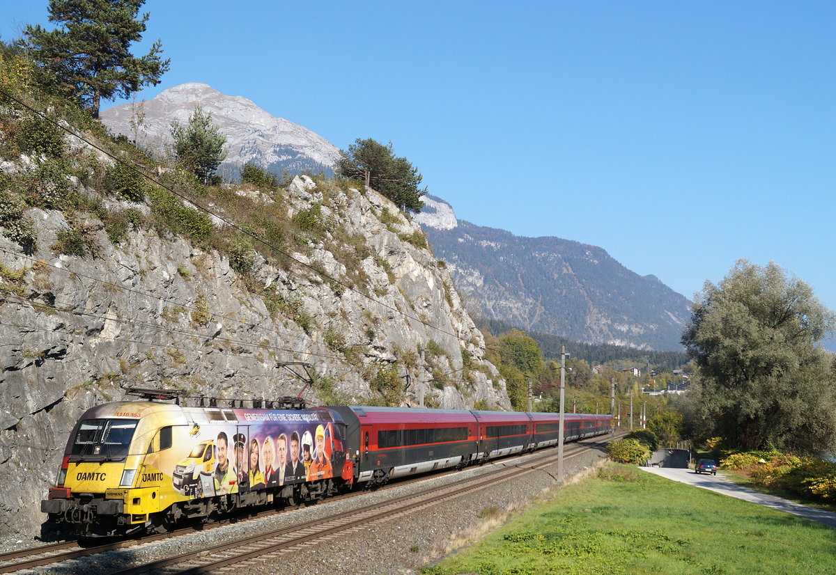 1116 153 ÖAMTC mit RJ 662  Achensee  (Flughafen Wien - Bregenz) bei Jenbach, 17.10.2018.