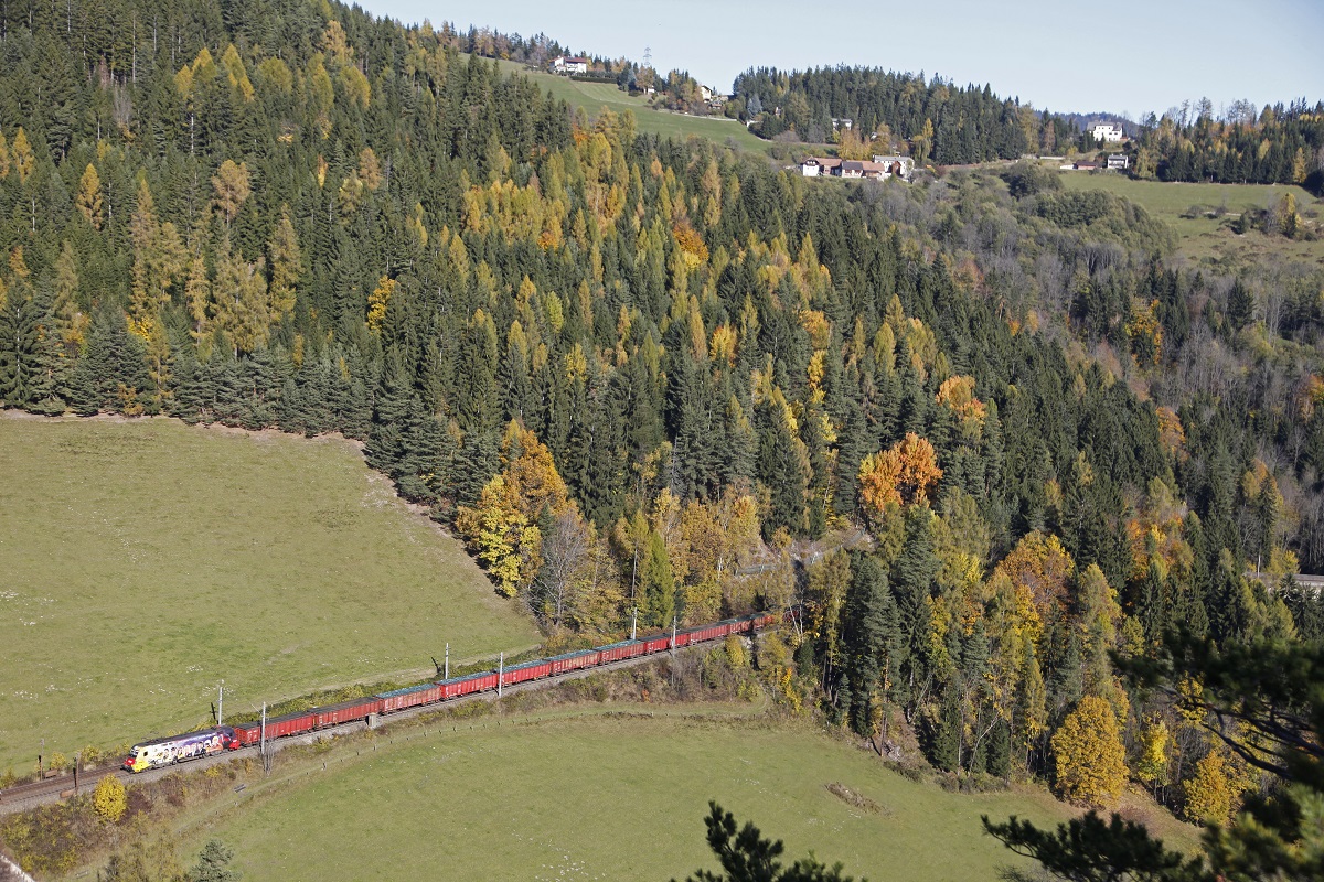 1116 153 ÖAMTC zieht am 3.11.2014 einen Güterzug bei Breitenstein über die Semmeringnordrampe.