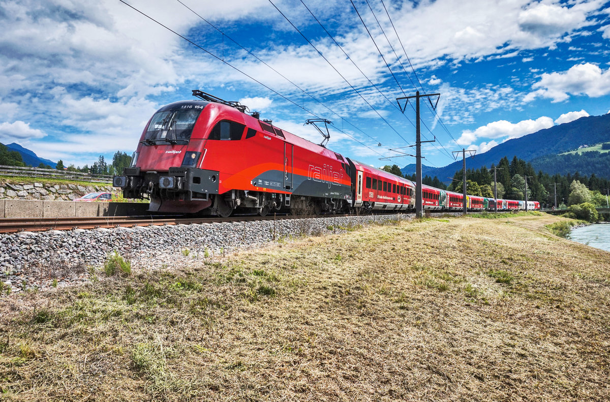 1116 154-6 durchfährt mit dem  ÖFB-railjet  als railjet 533 (Wien Hbf - Lienz) die Haltestelle Berg im Drautal.
Aufgenommen am 28.7.2017.