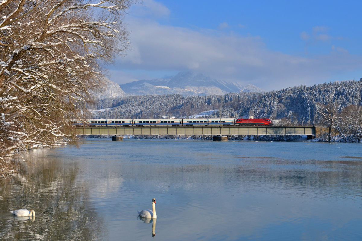 1116 154 mit dem Ski-Austria- Railjet am 18.01.2017 bei Kirchbichl. 