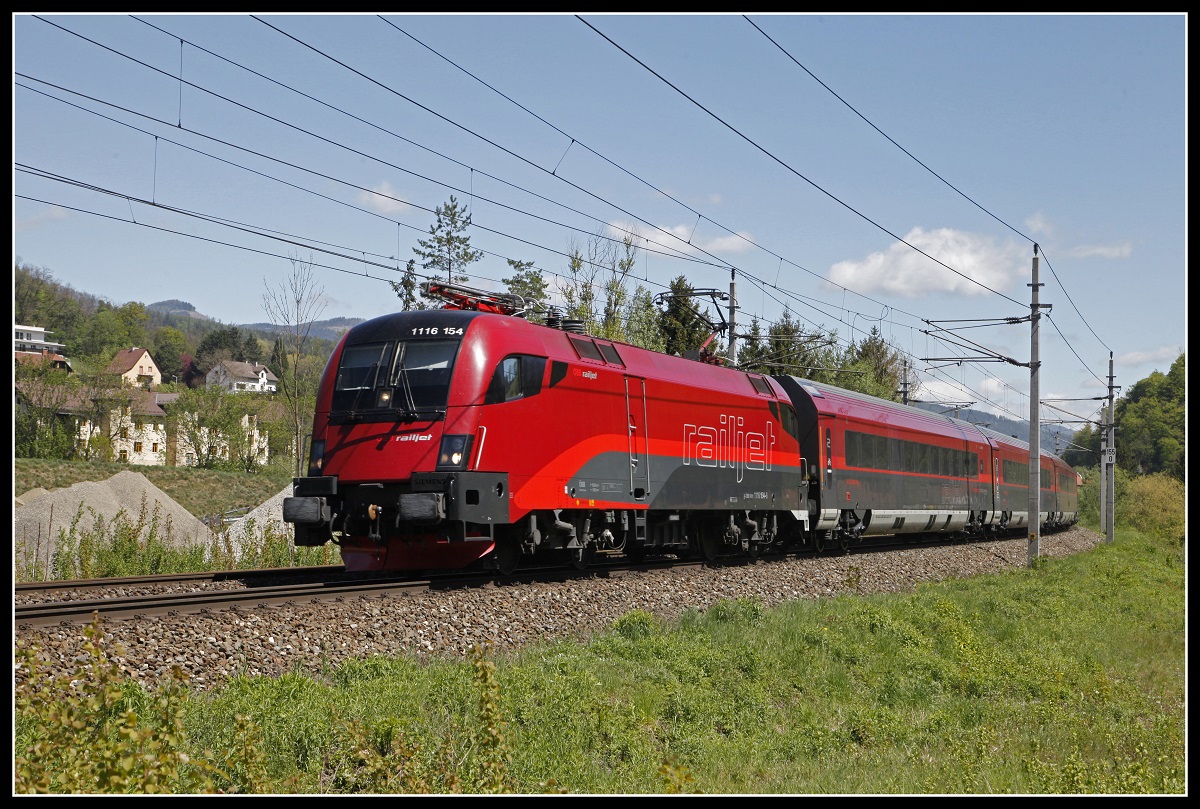 1116 154 mit Railjet bei Kapfenberg am 6.05.2020.