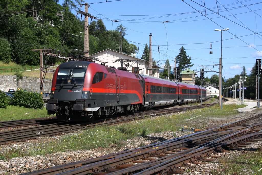 1116 155-3 fährt am 15.August 2019 mit dem RJ 559 (Flughafen Wien - Graz) aus dem Bahnhof Semmering.