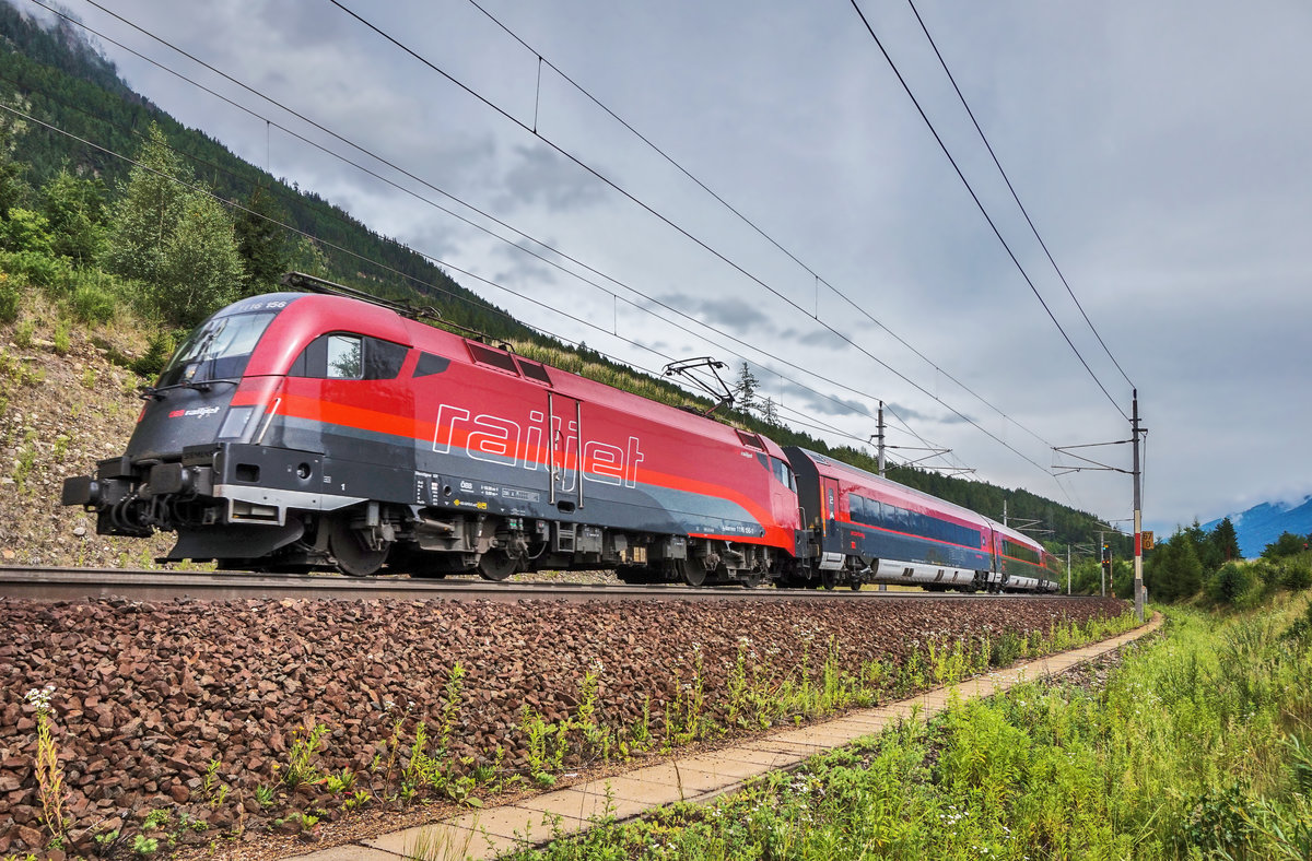 1116 156-1 fährt mit dem railjet 797 (Klagenfurt Hbf - Salzburg Hbf - Flughafen Wien (VIE)), bei Kolbnitz, die Tauernbahn-Südrampe hinauf.
Aufgenommen am 25.6.2017.