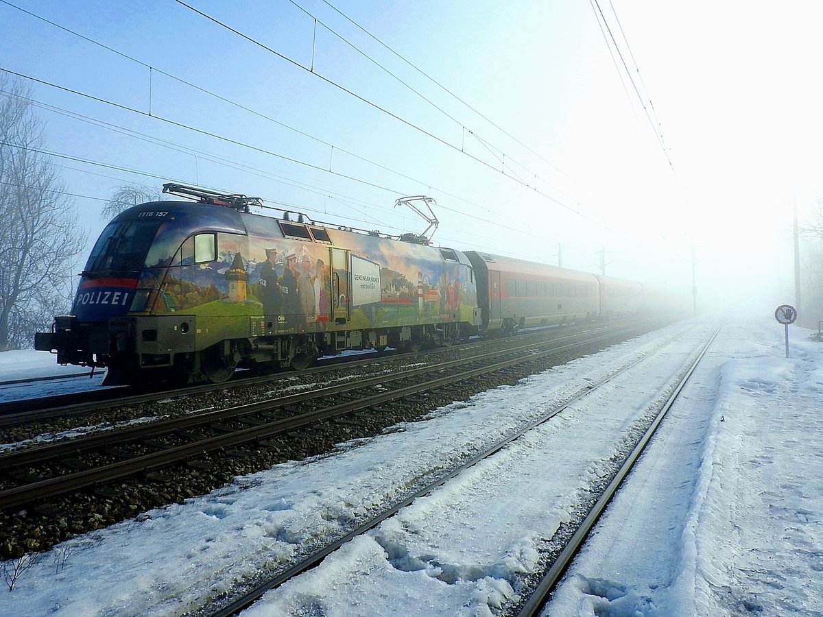 1116 157-9  Gemeinsam sicher  braust bei dichtem Nebel mit RJ662 seinem nächstem Ziel Salzurg entgegen; 170204