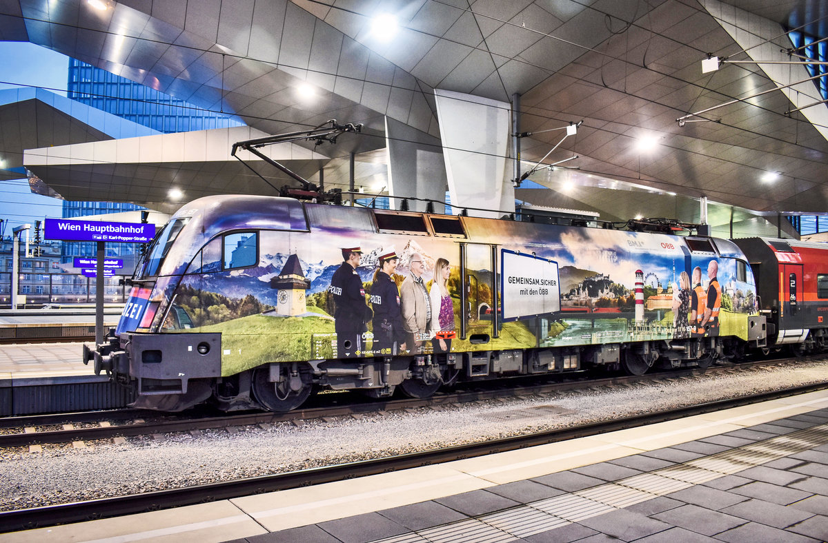 1116 157-9  Gemeinsam.Sicher-Lok  erreicht am Zugschluss des railjet 865  Achensee  (Bregenz - Innsbruck - Salzburg - Wien Hbf), den Endbahnhof.
Aufgenommen am 23.11.2018.