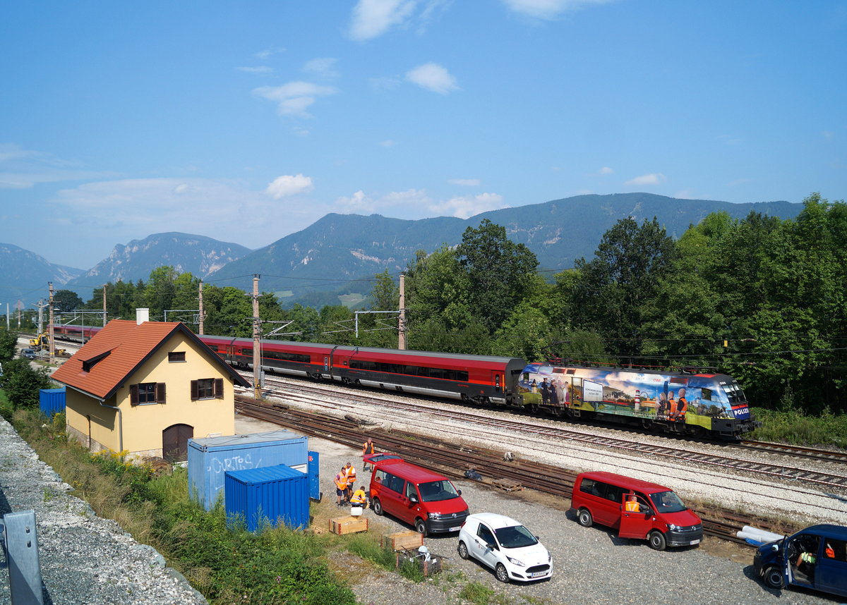 1116 157-9 ist mit dem RJ 535 (Wien Hbf - Villach Hbf) am 27.08.2019 Richtung Süden unterwegs und lässt dabei die Baustelle in Eichberg am Semmering hinter sich.