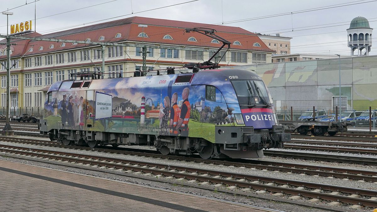 1116 157 am 30.12.2020 im Bahnhof von Singen (Hohentwiel).