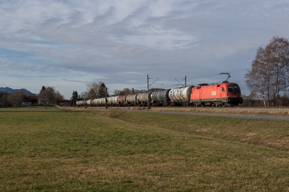 1116 157 mit einem Kesselzug vom Flughafen München in Richtung Salzburg, aufgenommen am 12. Dezember 2015 bei Übersee.