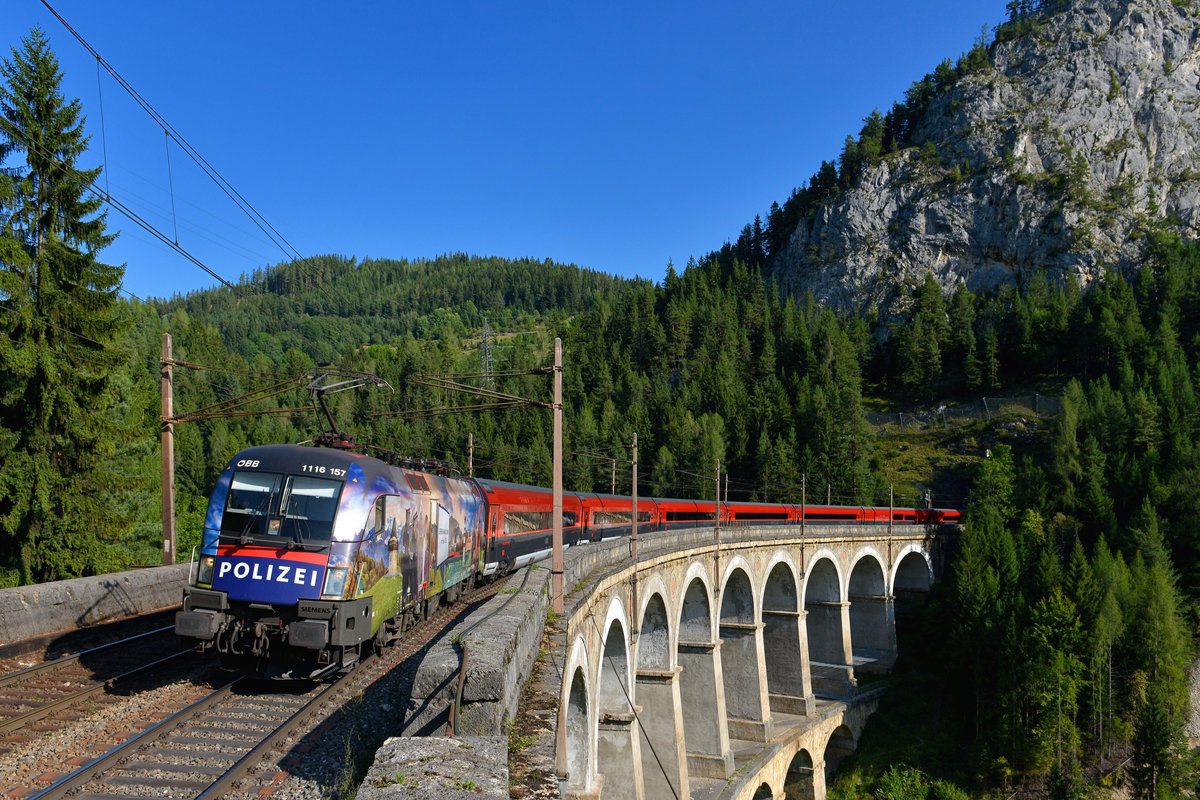 1116 157 mit einem Railjet am 08.09.2017 bei Breitenstein. 