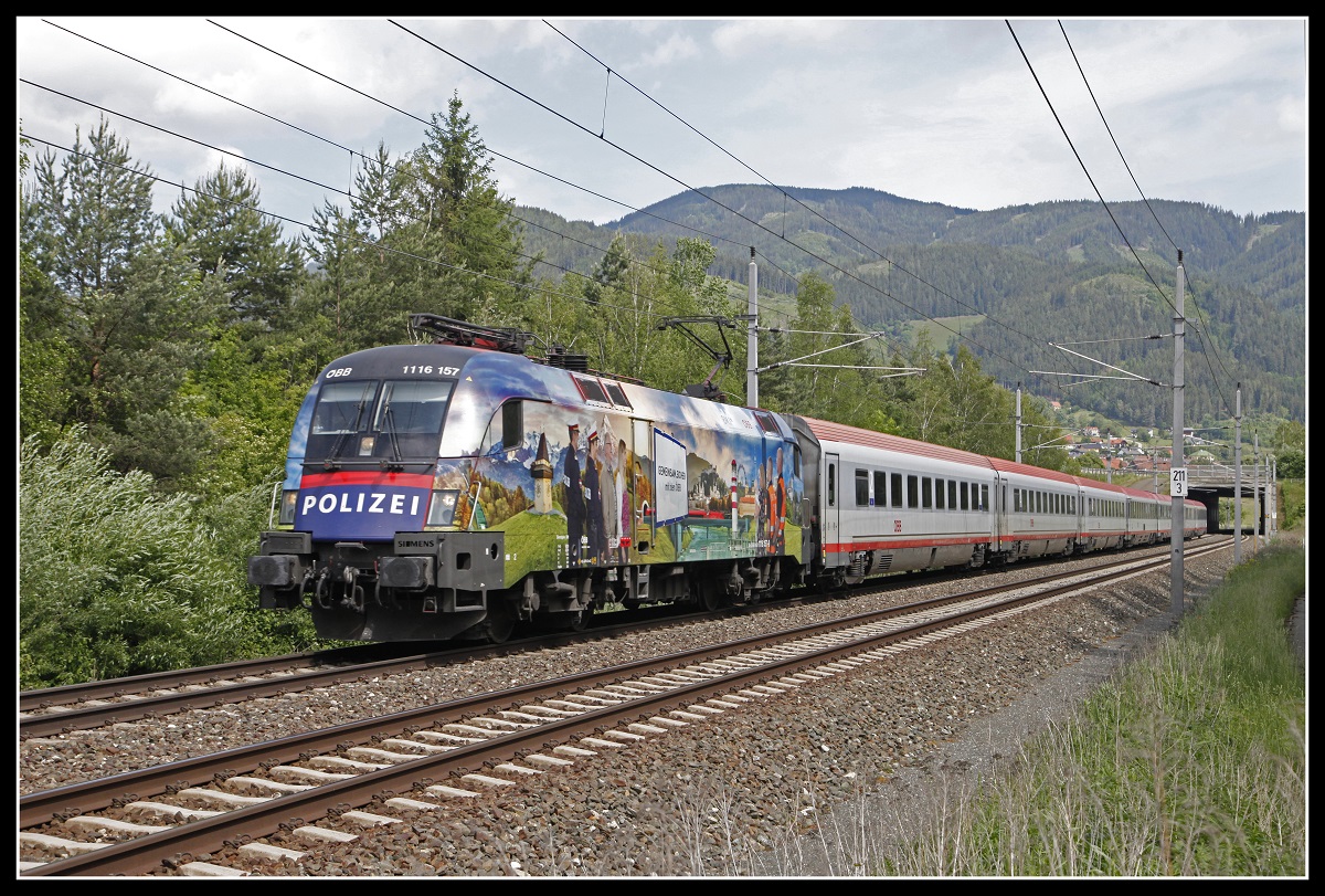 1116 157 mit IC533 bei Kraubath am 4.06.2020.