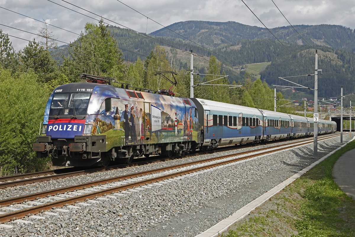 1116 157 mit Railjet bei Kraubath am 3.05.2017.