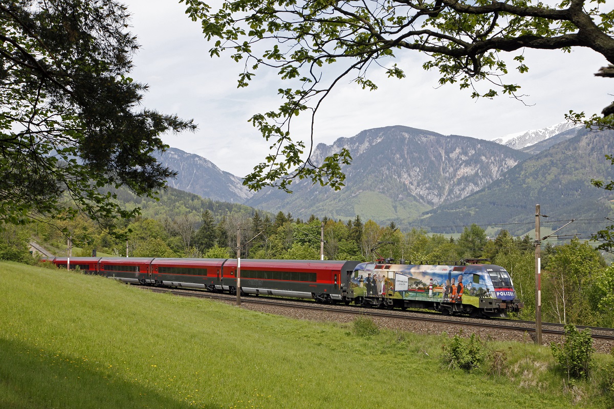 1116 157 mit Railjet bei Eichberg am 11.05.2017.