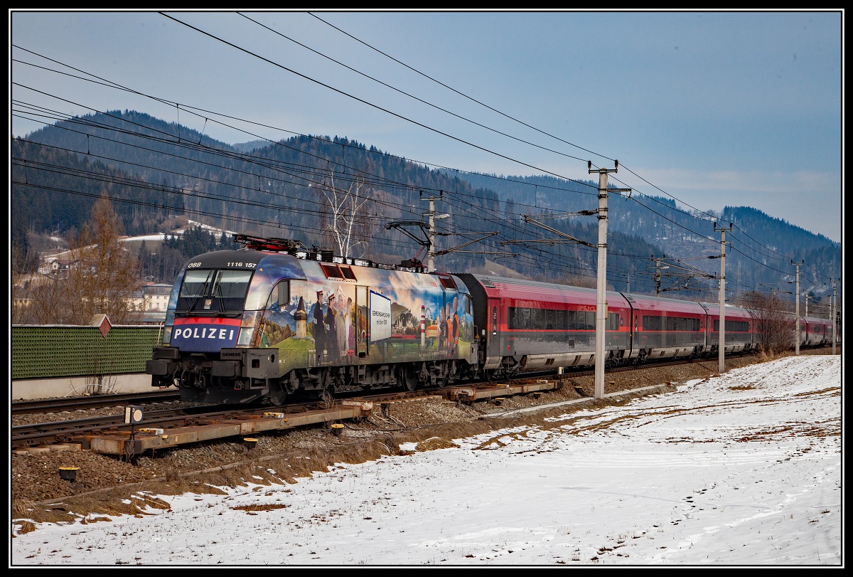1116 157 mit Railjet bei Kindberg am 1.03.2018.