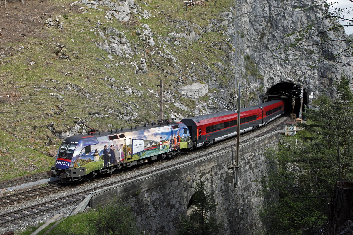1116 157 mit Railjet beim Weinzettelwandtunnel am 11.05.2017.