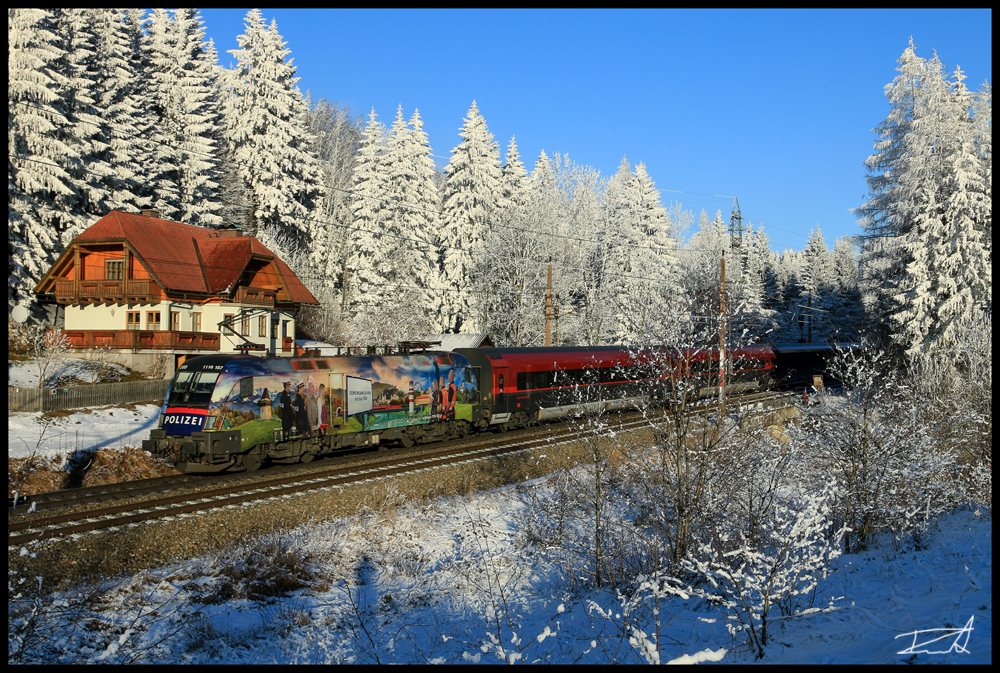 1116 157  Polizei  schiebt den Railjet über den zu tiefst verschneiten Zauberberg in Richtung Wien. Kurz vor der Einfahrt in den Semmeringtunnel präsentierte sich auch das Wetter von seiner besten Seite. 21.12.2016