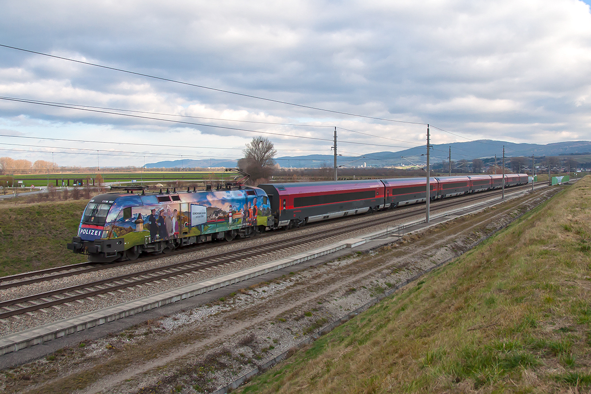 1116 157  Polizei  v2.0, unterwegs mit dem IC 642 kurz vor Tullnerfeld. Leider kam die Sonne erst drei Minuten später hinter der Wolkenwand hervor ... Die Aufnahme enstand am 29.11.2016.