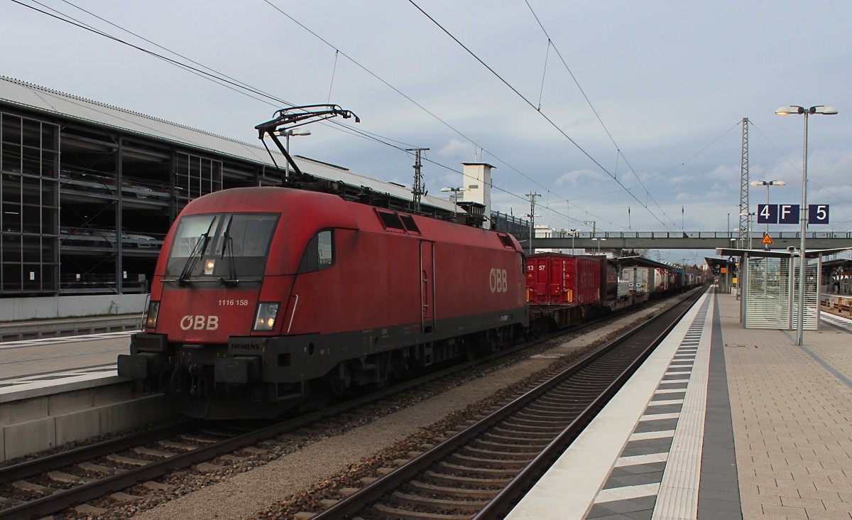 1116 158-7 rollt am 14.11.2015 mit einem Containerzug, aufgrund eines rotem Ausfahrtsignal, gemütlich durch Ingolstadt Hbf. Ein freundlichen Gruß zum Tf zurück.