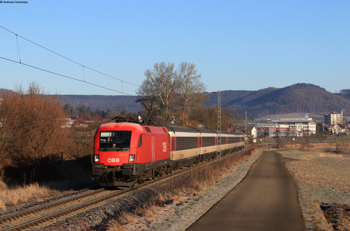 1116 158 mit dem IC 183 /RE 50183 (Stuttgart Hbf-Zürich HB/Singen(Htw)) bei Weilheim 21.12.21