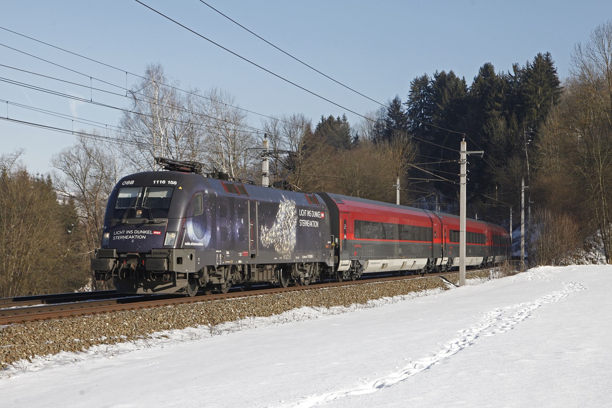 1116 158 mit Railjet bei Kindberg am 25.01.2017.