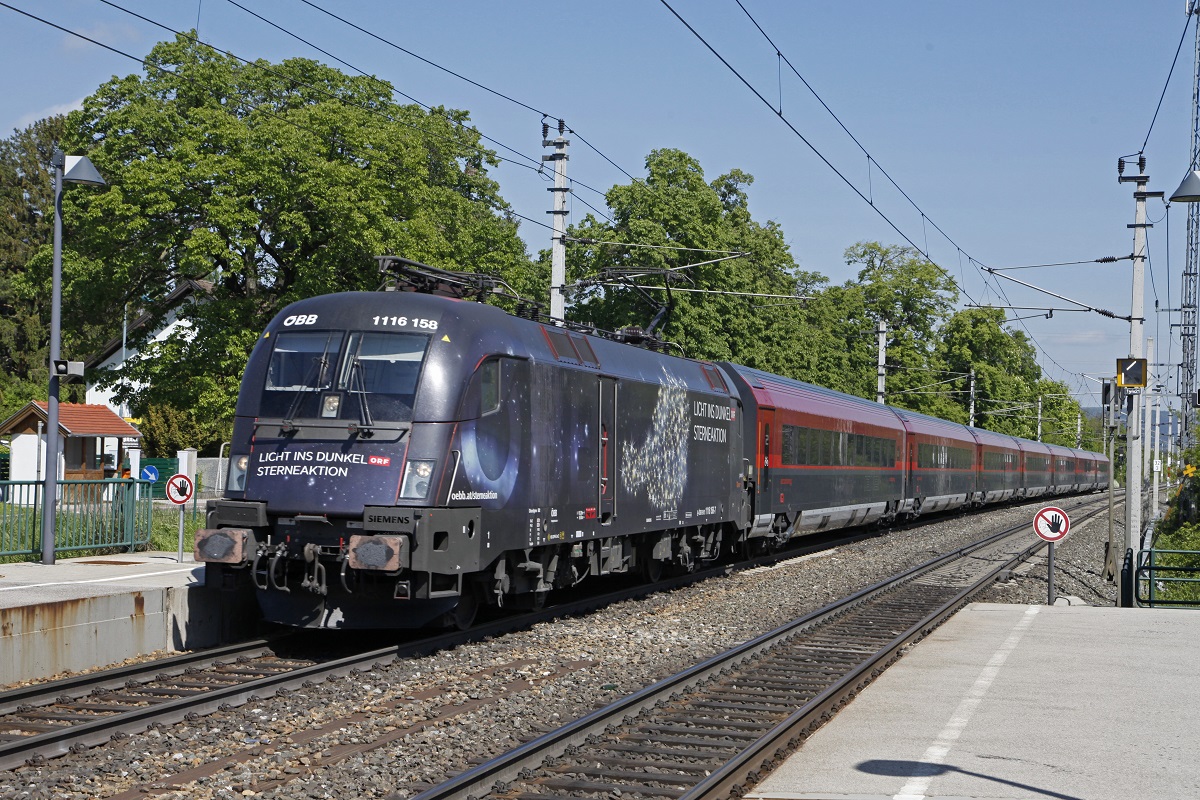 1116 158 mit Railjet in Kottingbrunn am 10.05.2017.