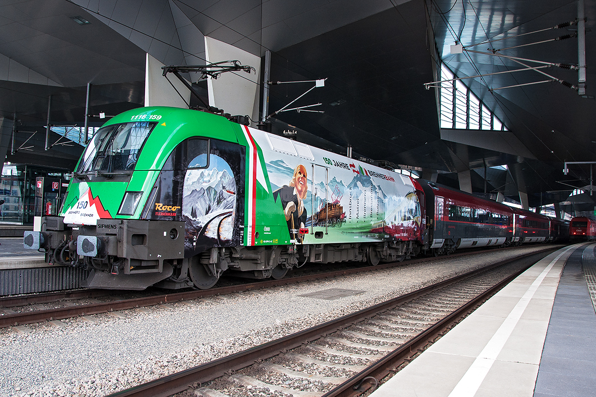 1116 159  150 Jahre Brennerbahn  mit dem railjet 649 zur Weiterfahrt nach Wien Flughafen in Wien Hbf. Das Foto entstand am 04.05.2017.