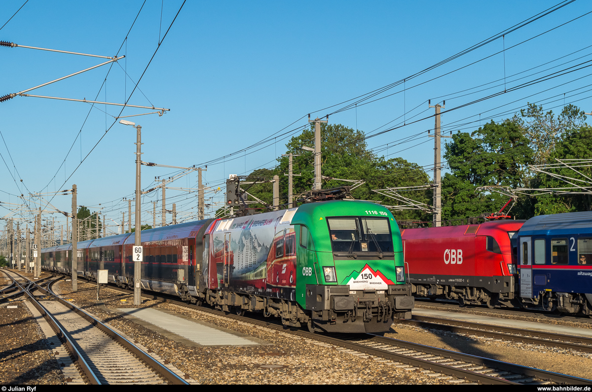 1116 159  150 Jahre Brennerbahn  erreicht am Abend des 28. Mai 2017 mit einem RailJet den Bahnhof St. Pölten.