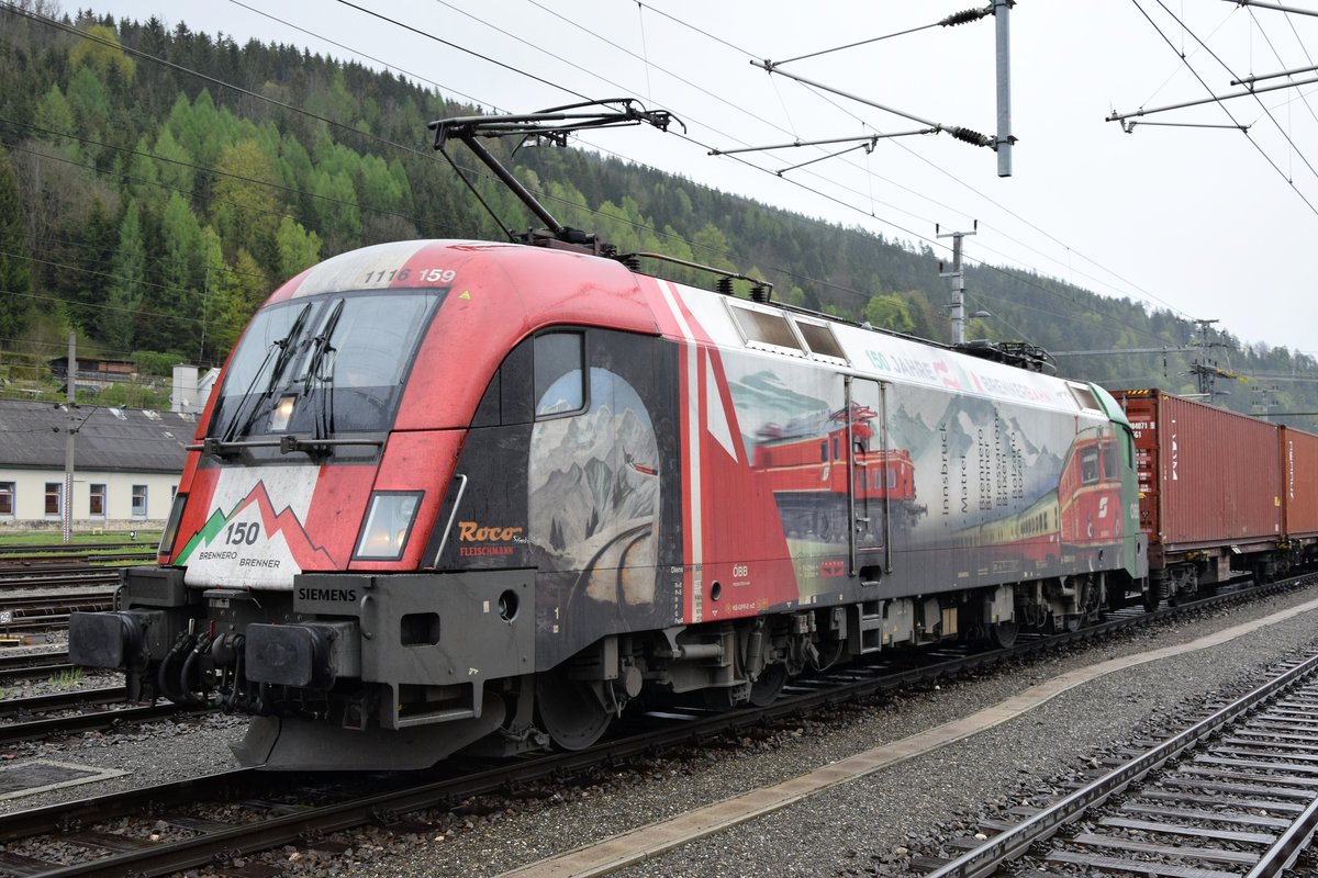 1116 159  150 Jahre Brennerbahn  wartet nach Abkuppeln der beiden Vorspannloks auf die Weiterfahrt in Mürzzuschlag. Aufgenommen am 29.04.2019.