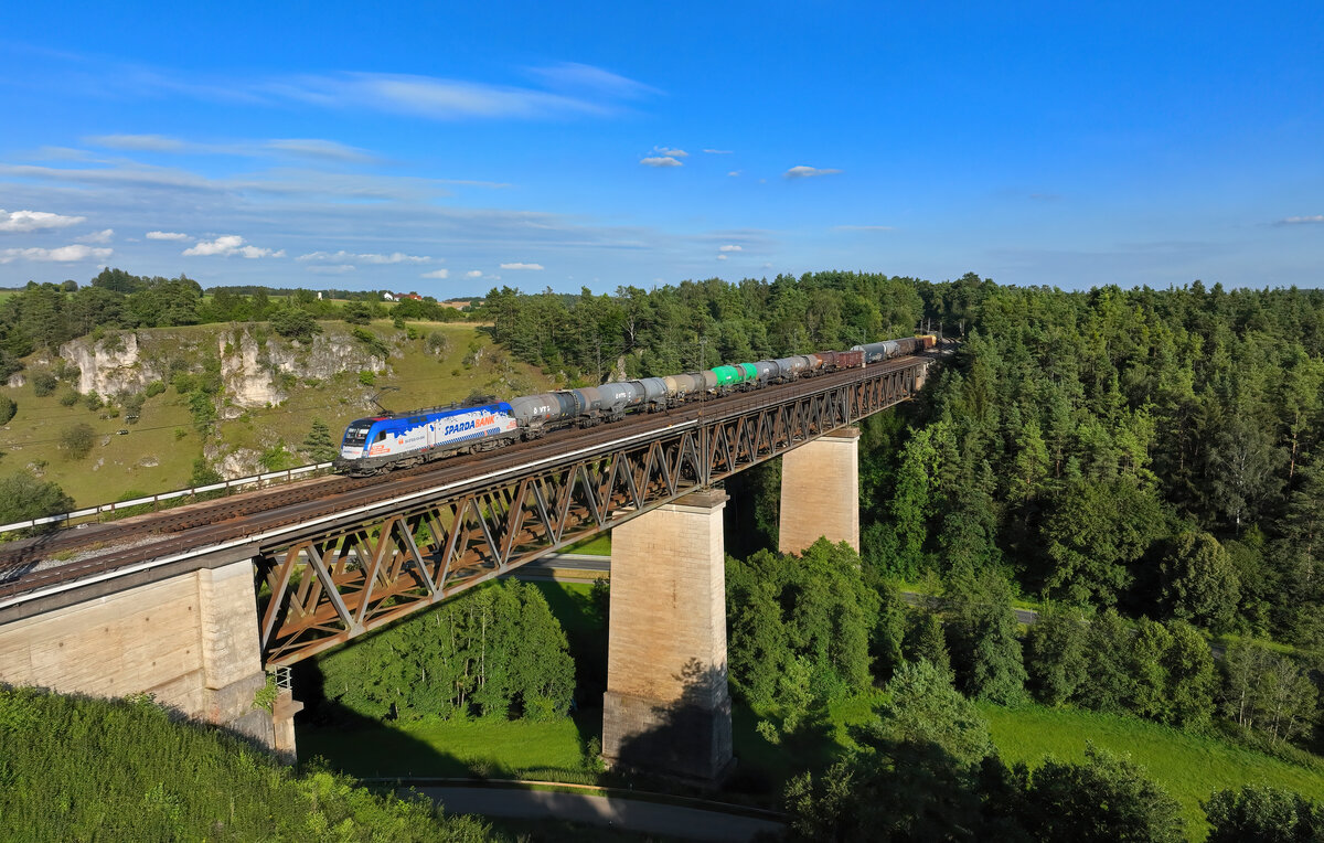 1116 159 mit einem Güterzug am 05.08.2024 bei Beratzhausen.
