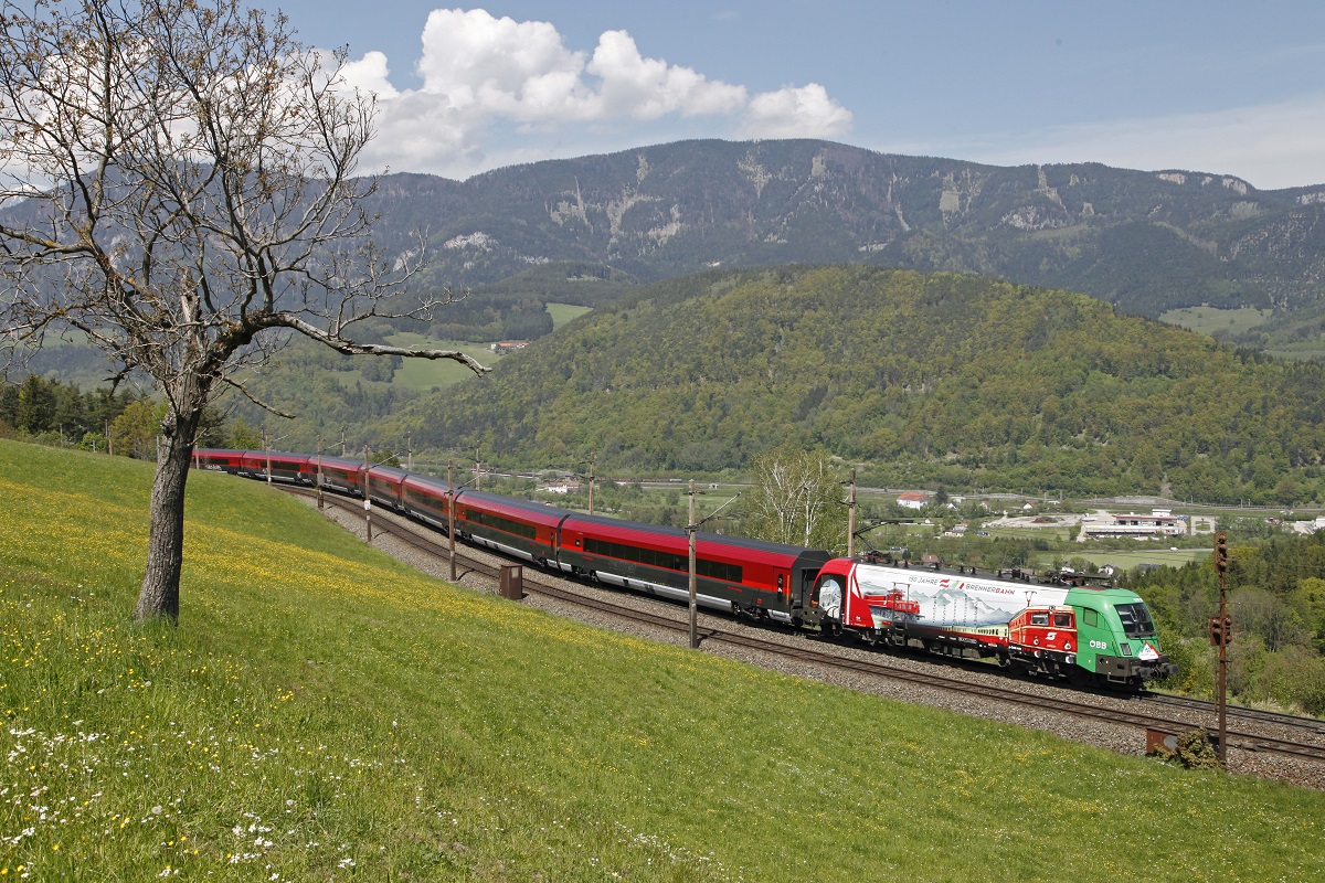1116 159 mit Railjet nahe Eichberg am 11.05.2017.