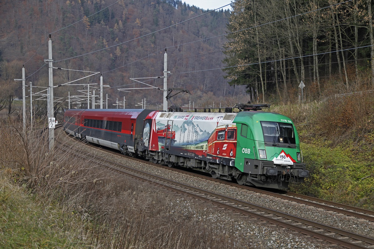 1116 159 mit Railjet zwischen Bruck an der Mur und Pernegg am 22.11.2017.